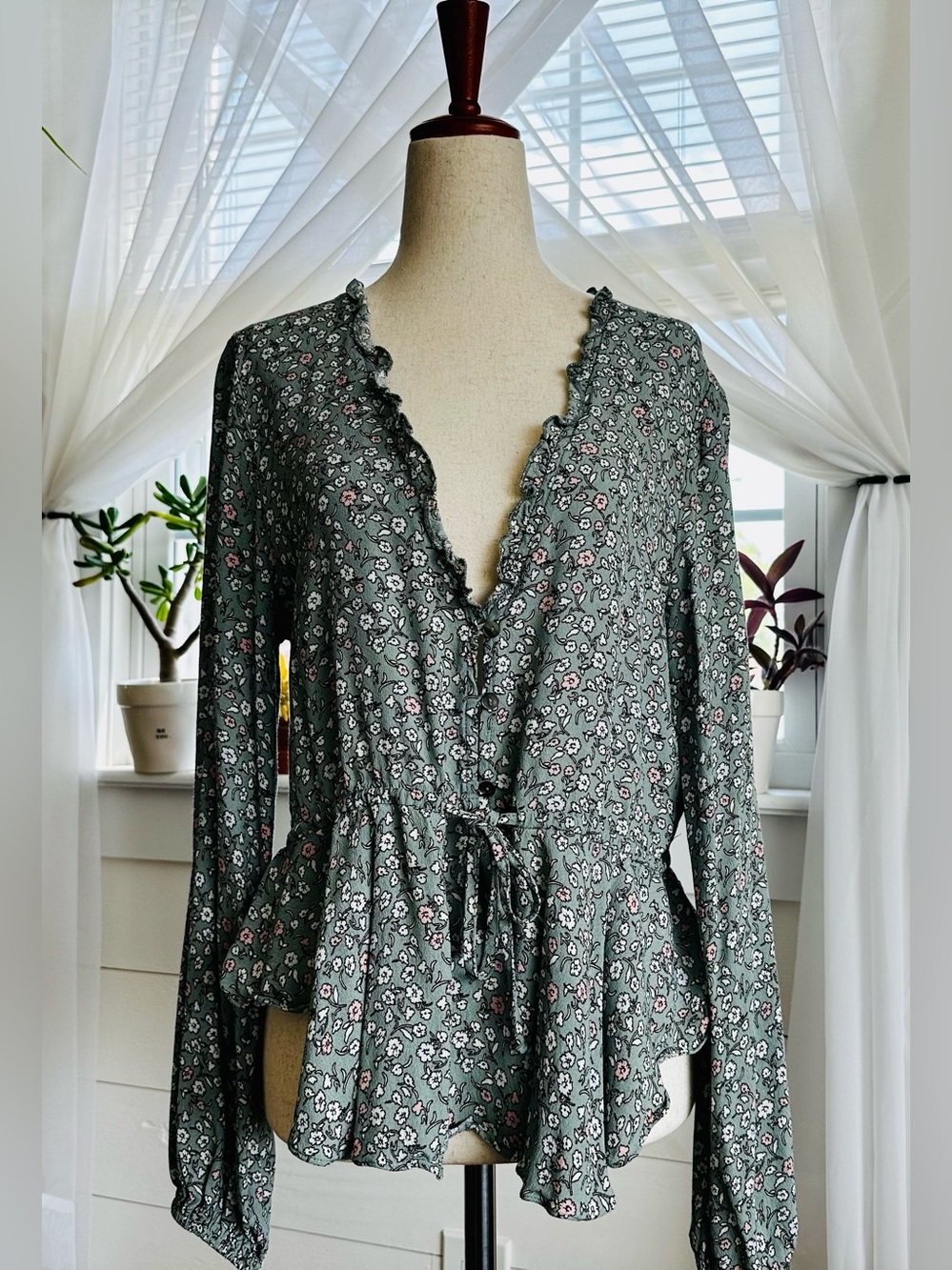 VICI Collection Boho v-neck green floral long-sleeve blouse 
Size: Medium